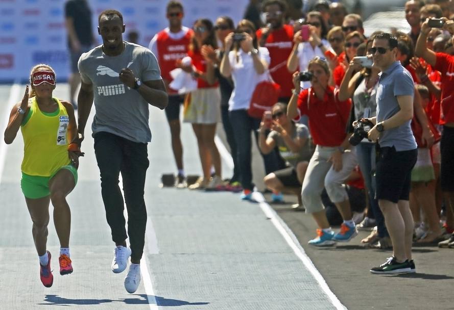 Lo sprinter jamaicano con l&#39;atleta non vedente (Action Images)